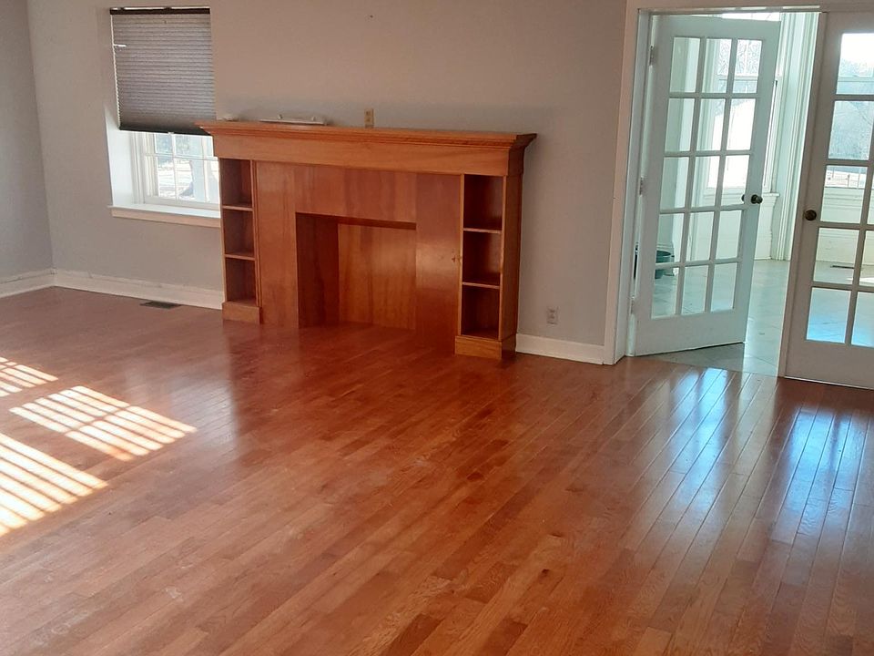 Living room, twenty by twenty five. Bay Window room to the right.