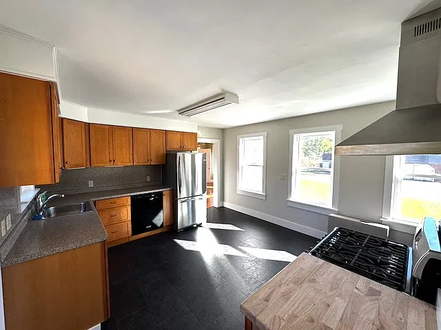 3 bed, 1.5 bath, 1950 sqft, $2,200 — Photo 4