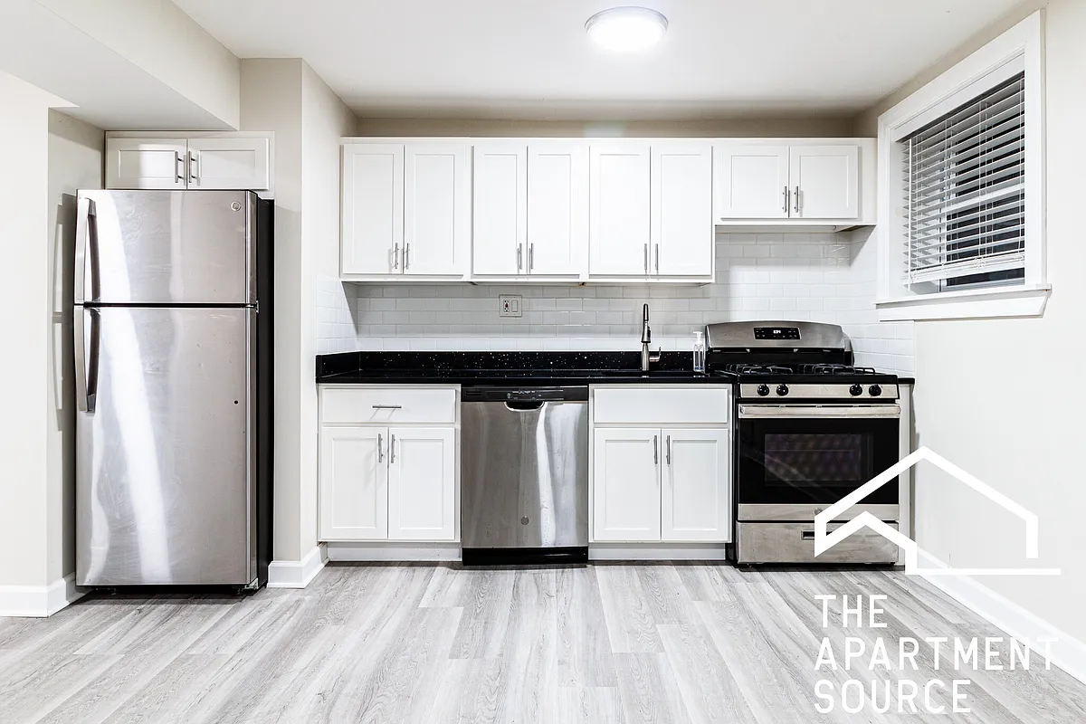 Photo 1 of 10 - 732 W Roscoe St #NGA - Chicago, IL Primary Photo - 732 W Roscoe St #NGA