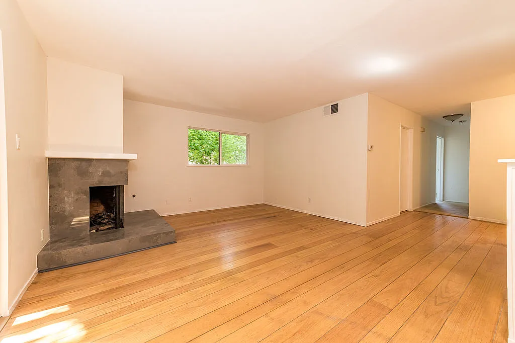2 bed, 1.5 bath, 950 sqft, $4,200 — Photo 3