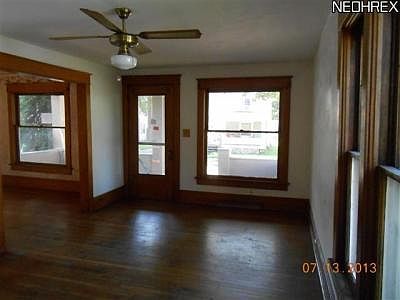 4th image of 820 E 4th St