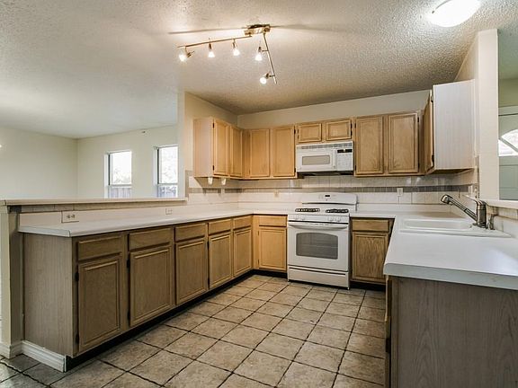 3rd image of 825 Edmonton Dr
