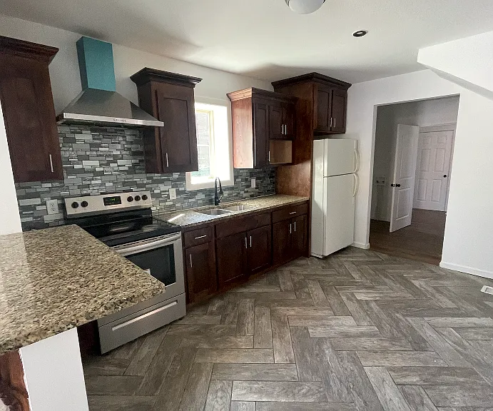 829 Reynolds Ave — Photo 3