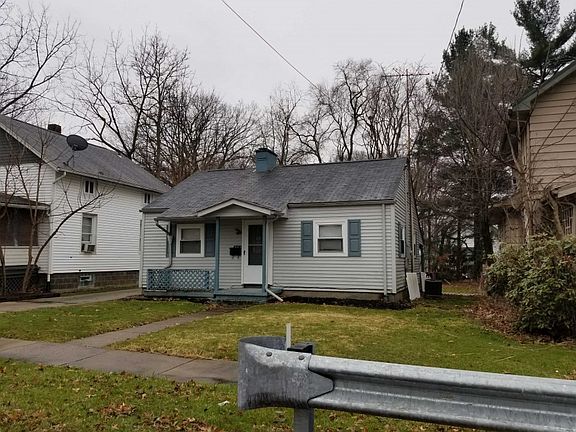 3rd image of 804 Hollywood St NE