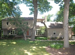 812 Knollwood Ct, Waukesha, WI 53188