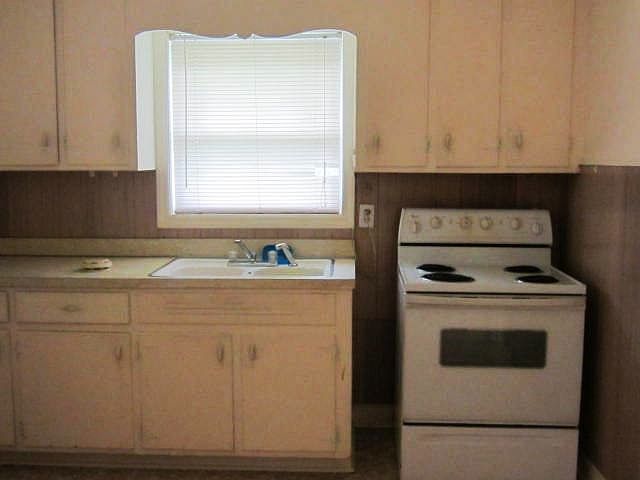 2nd image of 4304 Alma St