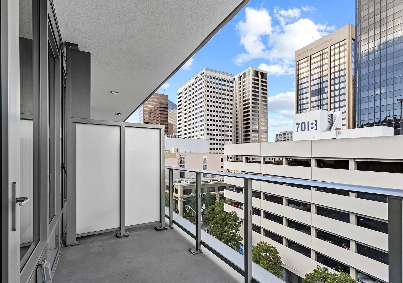 Gaslamp Quarter 1BR Private Balcony & King Bed — Photo 4