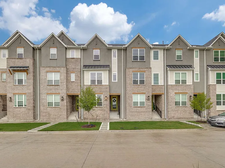 933 Heights Way — Photo 1