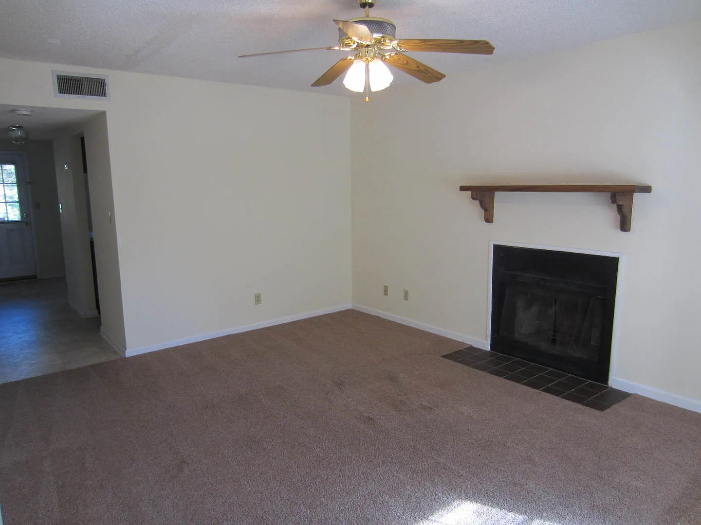 2BD/1.5B Townhome — Photo 4