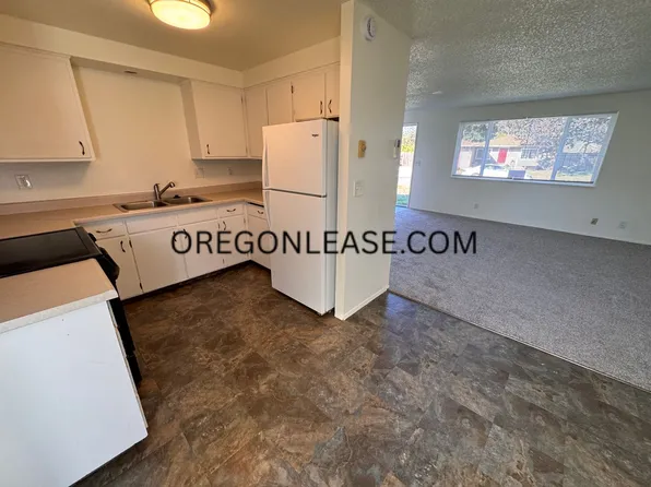 2 bed one bath Thurston Duplex home, 943 56th Pl, Springfield, OR 97478
