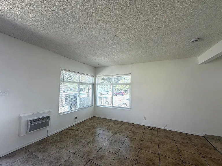 5174 San Bernardino St #C — Photo 4