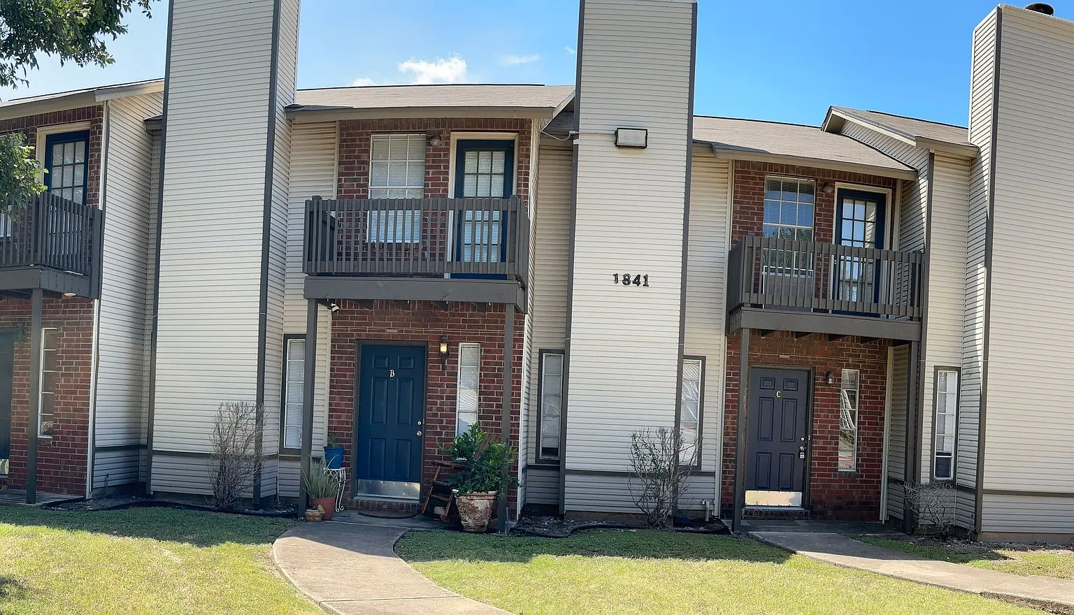 River Crossing - Near Downtown - 2bd /2.5ba - Townhome - Yard - Pet Friendly - $1500 - Rent Special — Photo 1