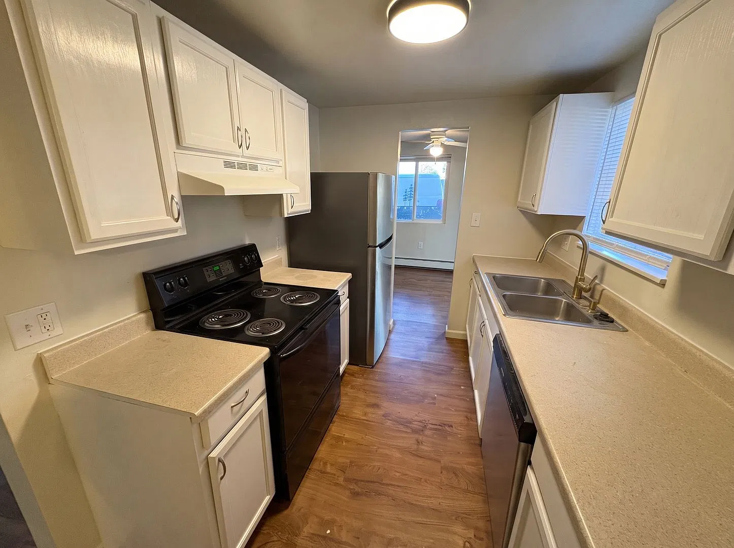 Fountain Creek Apartments - 1 Month Free - Cozy 1-Bedroom Creekside Apartment In Manitou Springs — Photo 2
