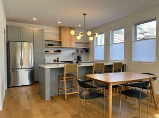 907 E Washington St, Urbana, IL 61801