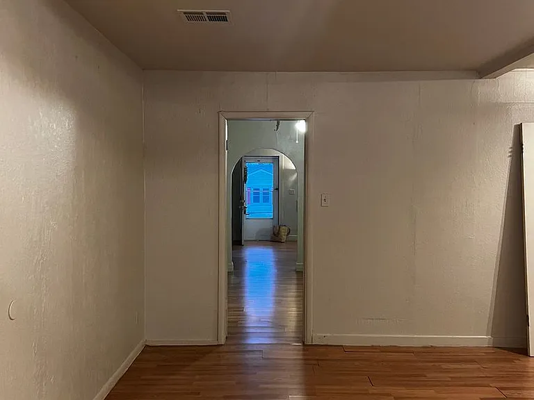 1613 E Park Pl — Photo 5