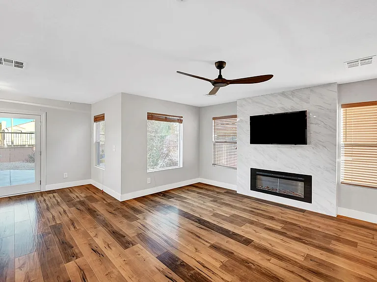 812 Sistine St — Photo 5