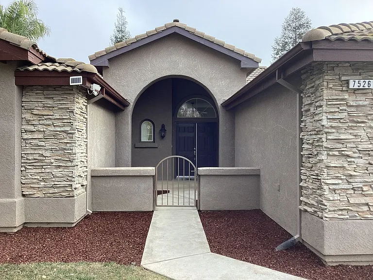 7526 N Ellendale Ave — Photo 2