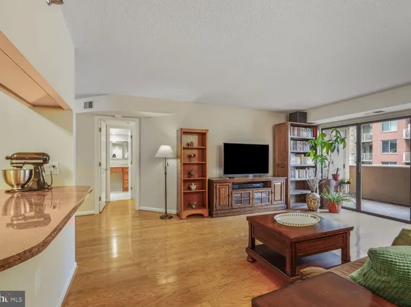 1301 N Courthouse Rd APT 810, Arlington, VA 22201