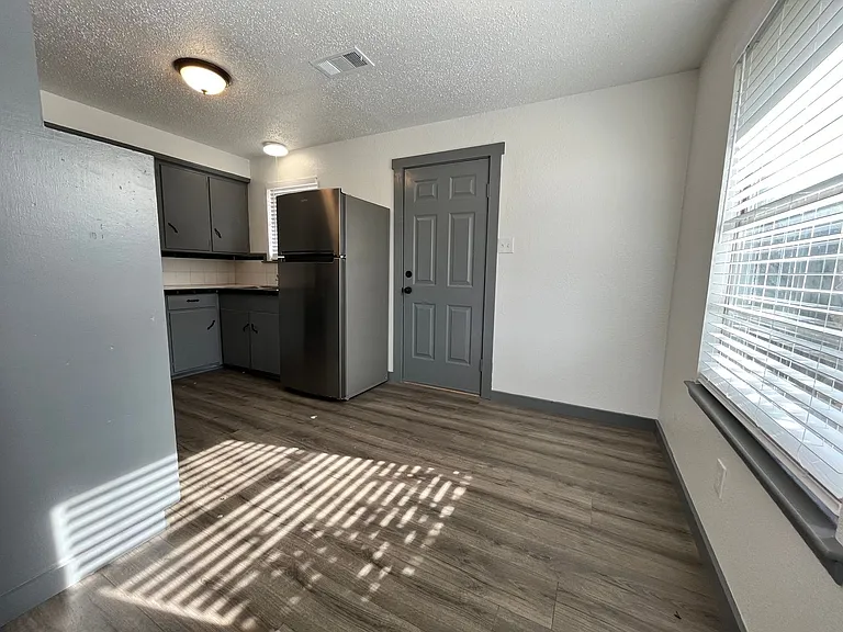 2526 Louise St #A — Photo 3