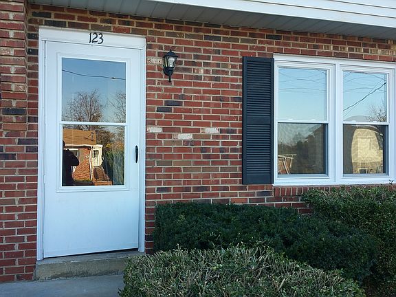 3rd image of 123 Steele Ave