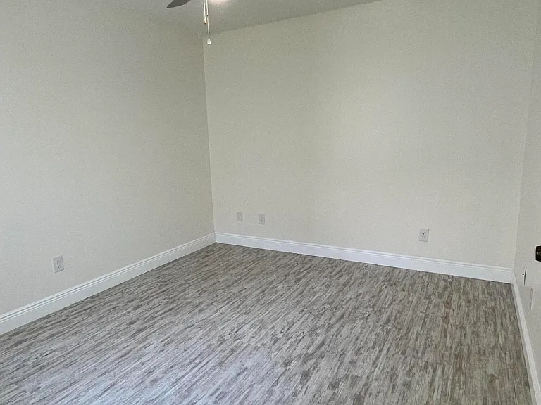 613 Manatee Dr — Photo 23