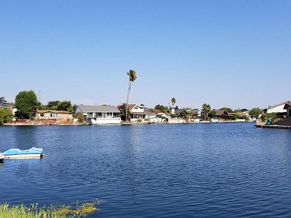 3rd image of 8 W Lake Ct