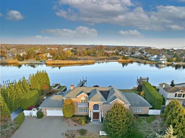 165 Peninsula Drive, Babylon, NY 11702