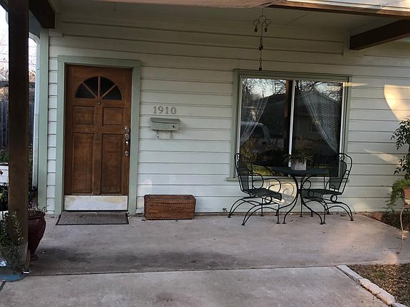 Sweet front porch. Wave hi to the neighbors.