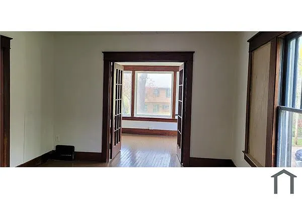 Building Photo - 932 E 7th St #1