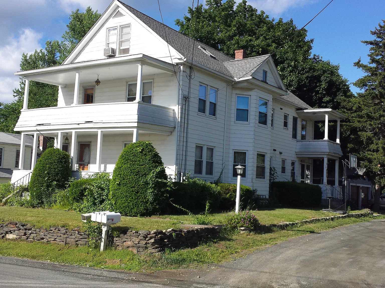 3 bed, 1200 sqft, $1,900 — Photo 1