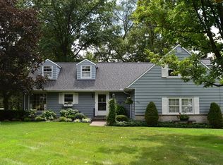 7555 Apple Blossom Ln, Chesterland, OH 44026