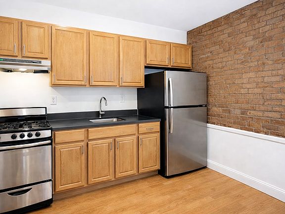 4th image of 121 Henry St APT 6