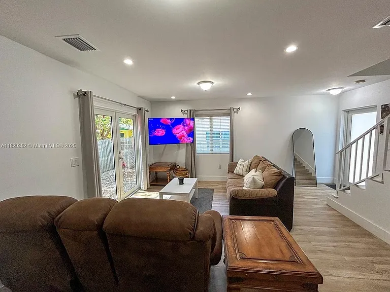 104 Poinciana Dr — Photo 5