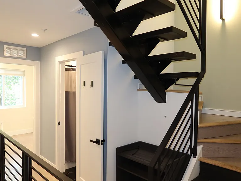 166 W Laurel St — Photo 14