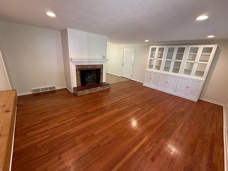 5555 Roeland Dr — Photo 6