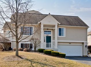587 Cary Woods Cir, Cary, IL 60013