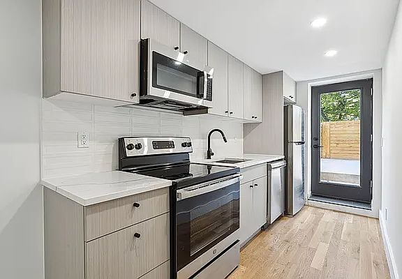 3rd image of 203 Cornelia St Floor 1