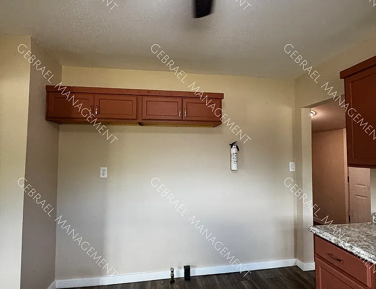 1202 Vermilya Ave — Photo 2