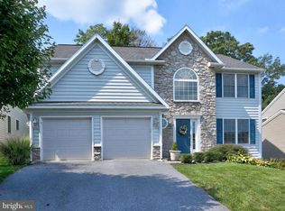 19 Chamberlain Ln, Millersville, PA 17551