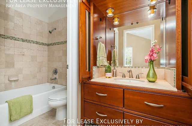 2BD/2.5BA Beautifully Updated Craftsman w/ Gourmet Kitchen, Two En-Suite Bedrooms — Photo 4