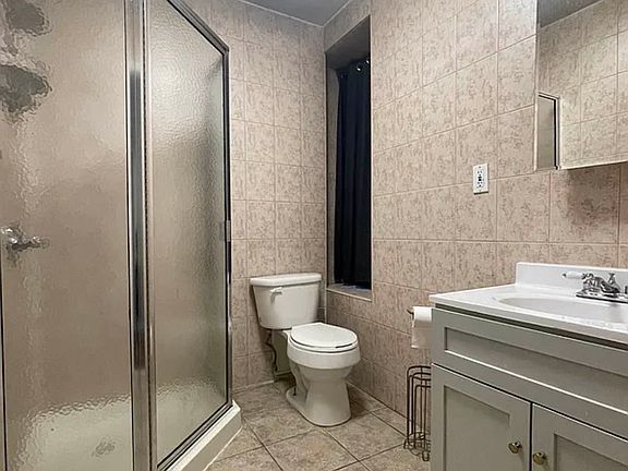 5th image of 219 W 15th St APT 2F