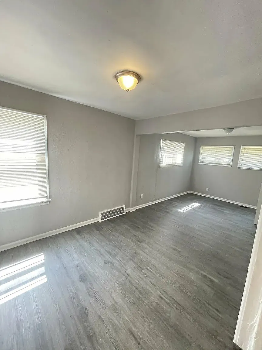 3 bed, 1000 sqft, $1,300 — Photo 4