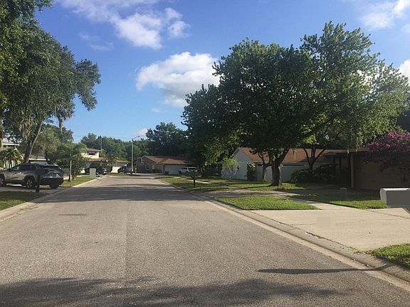 5th image of 31 Harbor Lake Cir