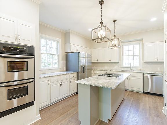 5th image of 2116 White Oak Dr