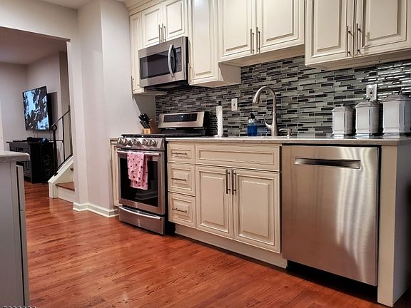 3rd image of 49 Woodlawn Ave