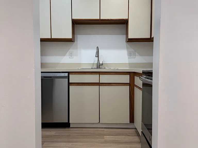 Lucas Ln — Photo 10