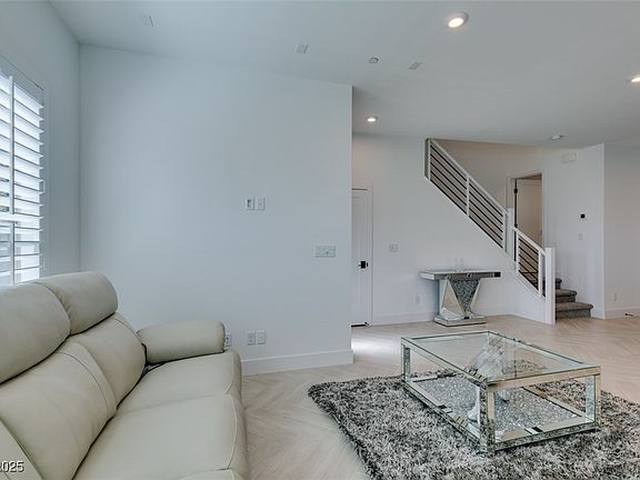 5th image of 9844 Kings Glen St
