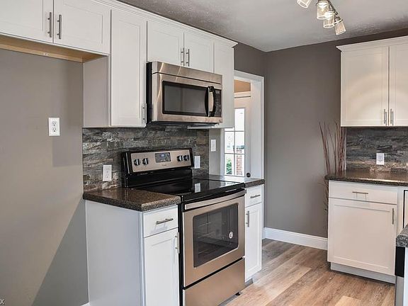 5th image of 3132 Oakwood Dr
