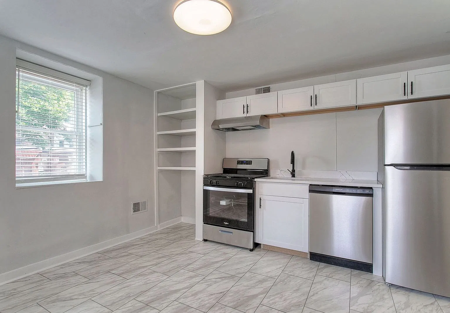 412 Emma St — Photo 1