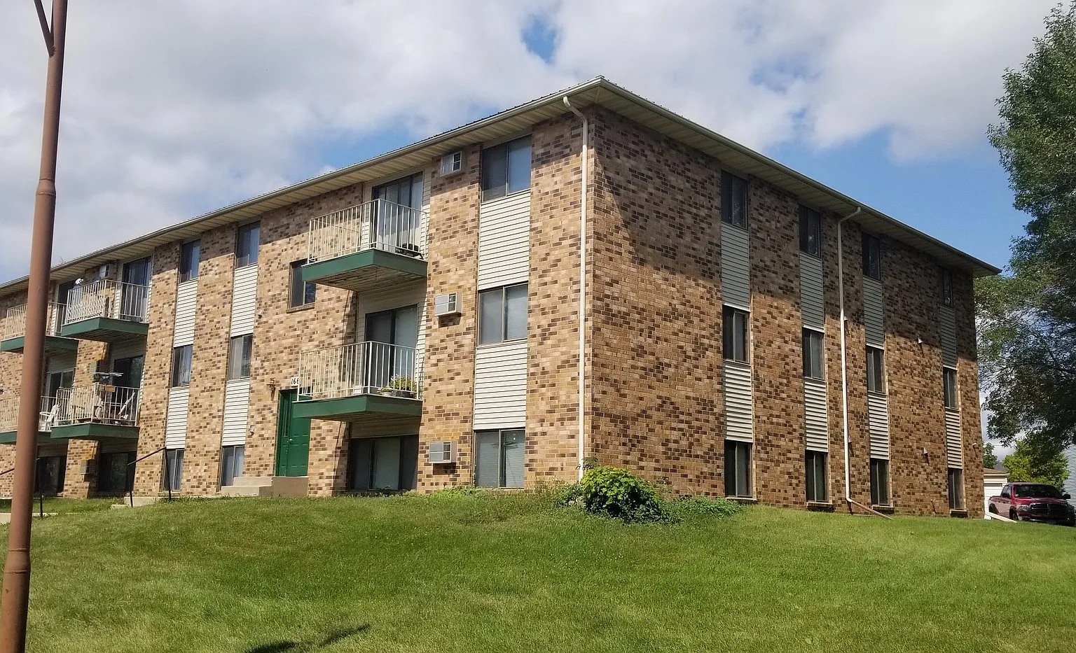 Summit Manor Apartments — Photo 2